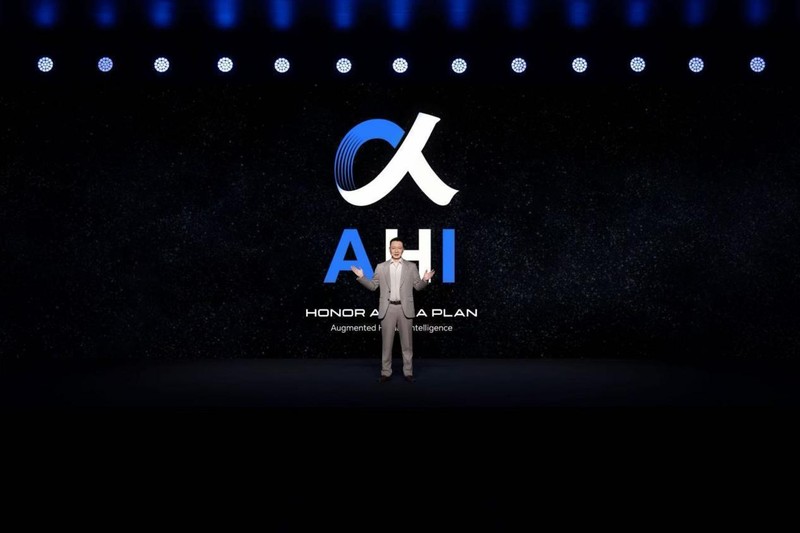 一口气发布机器人手机、折叠屏新旗舰、人形机器人，李健MWC炸场：荣耀要让AI长出手脚