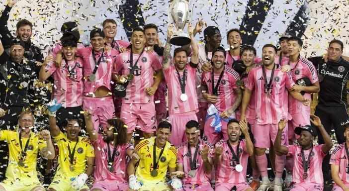  白宫东厅灯光亮起，冠军球队齐聚；梅西握手瞬间，荣耀与微笑交汇。 体育新闻 白宫东厅灯光亮起，冠军球队齐聚；梅西握手瞬间，荣耀与微笑交汇。 体育新闻 白宫东厅灯光亮起，冠军球队齐聚；梅西握手瞬间，荣耀与微笑交汇。 体育新闻