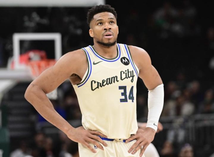  字母哥摔球瞬间，沮丧涌上心头；雄鹿核心坦言，自己并非机器。 体育新闻 字母哥摔球瞬间，沮丧涌上心头；雄鹿核心坦言，自己并非机器。 体育新闻