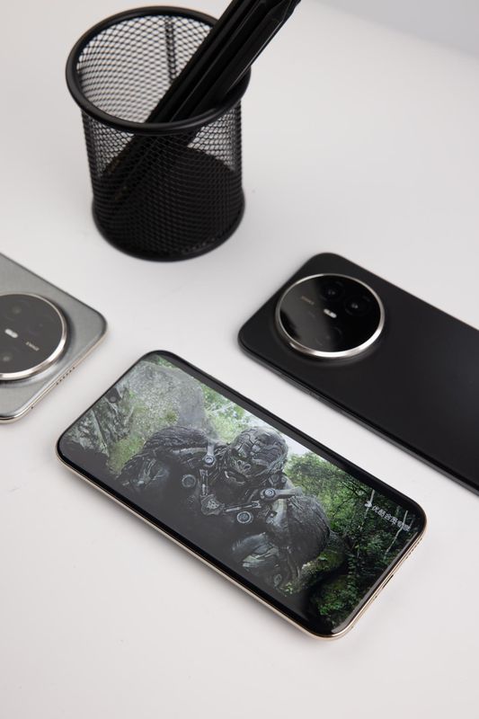  轻薄大屏新选择：华为 Mate 70 Air 带来舒适握持与沉浸视觉；纤薄机身内藏强劲续航，日常使用更从容。 手机评测