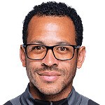  斯坦福桥中圈惊现奇观，裁判陷入球员包围；内维尔赛后痛斥，这简直荒唐至极！ 体育新闻 斯坦福桥中圈惊现奇观，裁判陷入球员包围；内维尔赛后痛斥，这简直荒唐至极！ 体育新闻