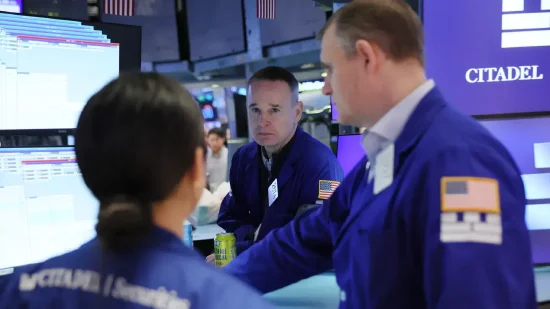  三大指数午盘全线飘红；原油价格显著回落，市场恐慌情绪快速降温。 股票财经 三大指数午盘全线飘红；原油价格显著回落，市场恐慌情绪快速降温。 股票财经