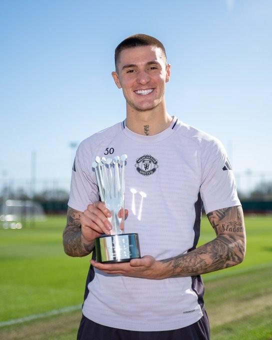  谢什科闪耀二月，球迷票选最佳球员奖杯到手。 体育新闻