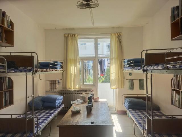  从8人间到4人间转变；高校住宿条件优化进行时；多省政策助力学生生活改善。 教育招生