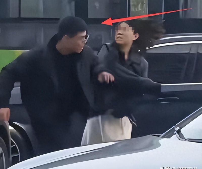  拒绝单纯的“路怒”叙事：当街斗殴并非偶然，而是被忽视的家庭悲剧 情感心理