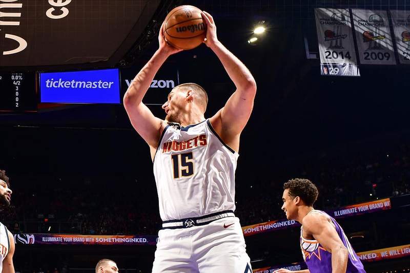  约基奇23+17+17大三双技术解码：数据背后的胜利密码与历史级纪录深度剖析 体育新闻